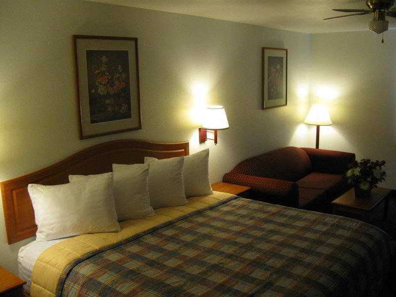 Best Western Pineywoods Inn Atlanta Room photo