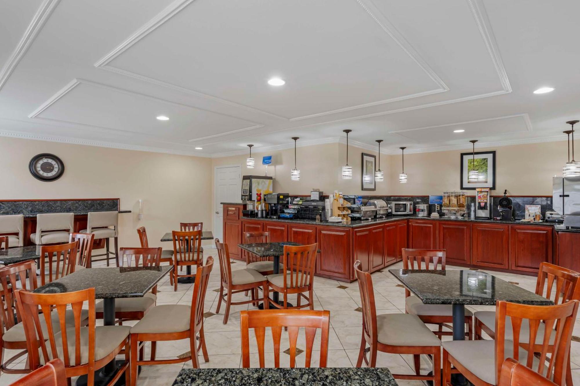 Best Western Pineywoods Inn Atlanta Exterior photo